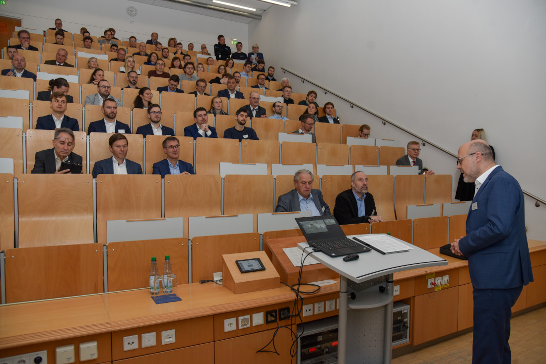 Der Dekan, Professor Dr.-Ing. Tremmel, eröffnet das Forum und begrüßt die Gäste