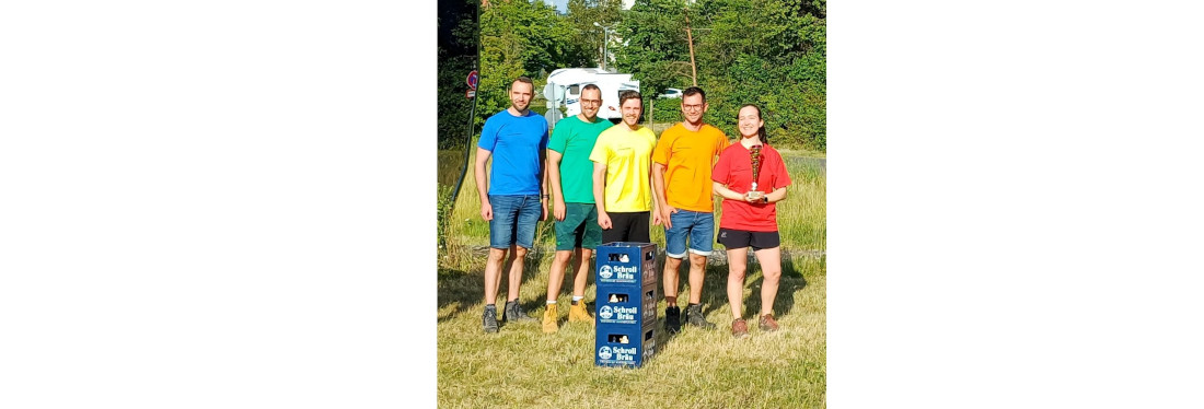 Siegerehrung des Tauziehwettbewerbs beim Sommerfest der Fakultät für Ingenieurwissenschaften 2026: Platz 1 für das LSCAD-Team „Konstruktiver Widerstand“, Platz 2 für den Lehrstuhl Metallische Werkstoffe und Platz 3 für den Lehrstuhl für Mechatronik.