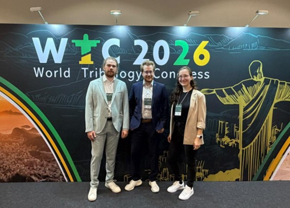 Philipp Mattauch (Lehrstuhl für Mess- und Regeltechnik, links), Christian Orgeldinger (Mitte) und Annika Hilgert (rechts) auf dem World Tribology Congress 2026 in Rio de Janeiro.